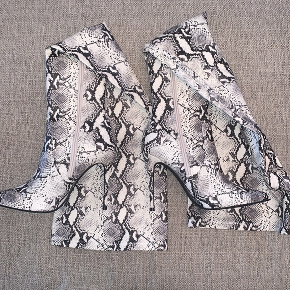 Steve Madden Domain thigh high boots snake print - Picture 9 of 9